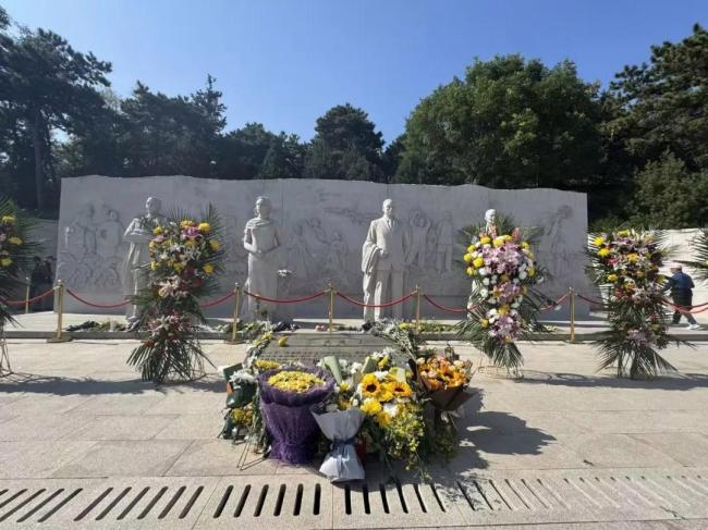 吴石将军墓前有了一座花墙 剧集热播引发敬仰